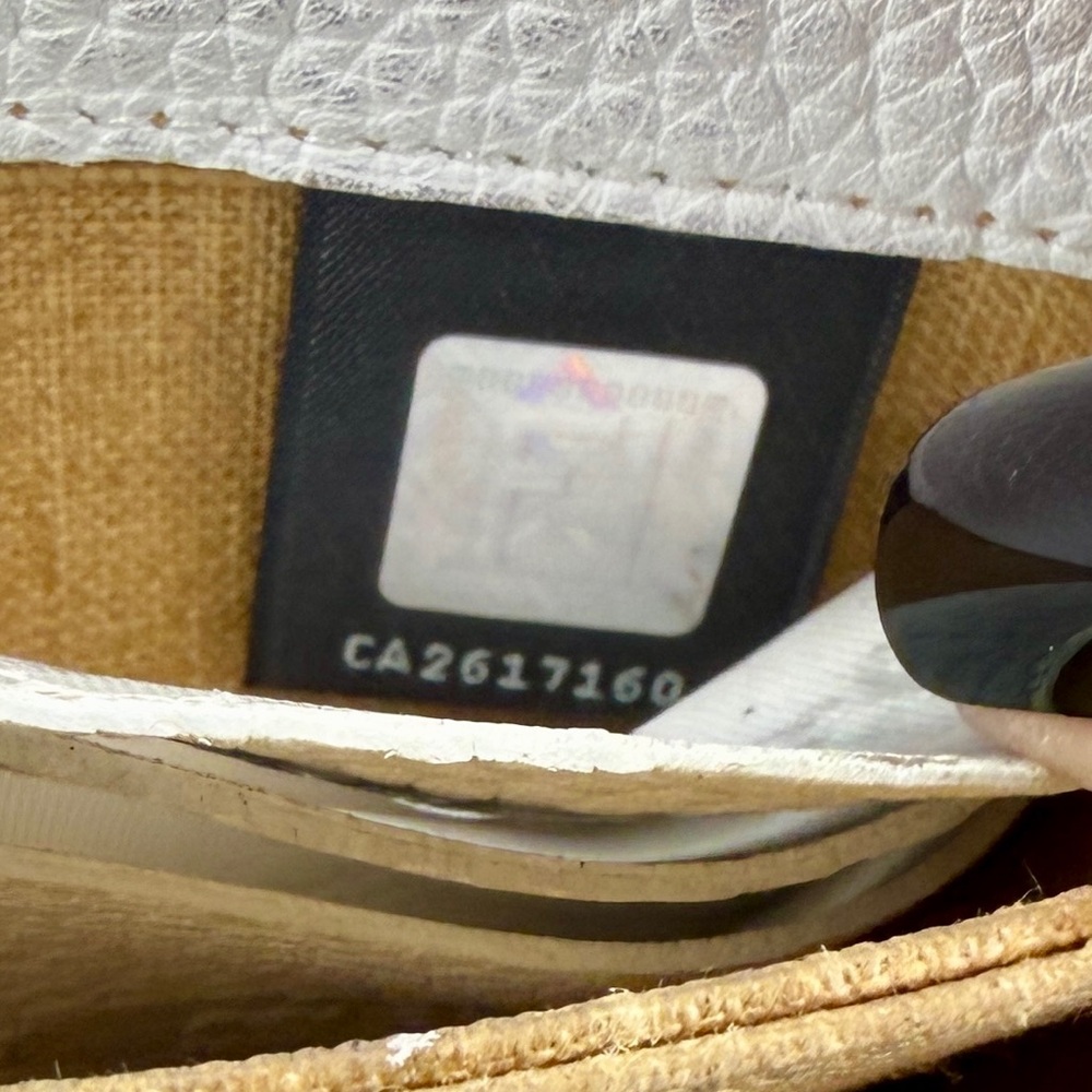 Fendi Selleria White Pebbled Leather Zip Around Wallet | Fendi Roma | Full Set - Picture 9 of 11